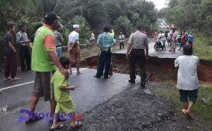Hujan Deras, Akses Jalan Desa Ini Putus Total
