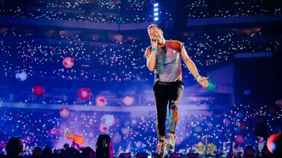 Konser Coldplay Jakarta, Bergoyang di Tengah Dampak Ekonomi dan Tantangan Paska-Event